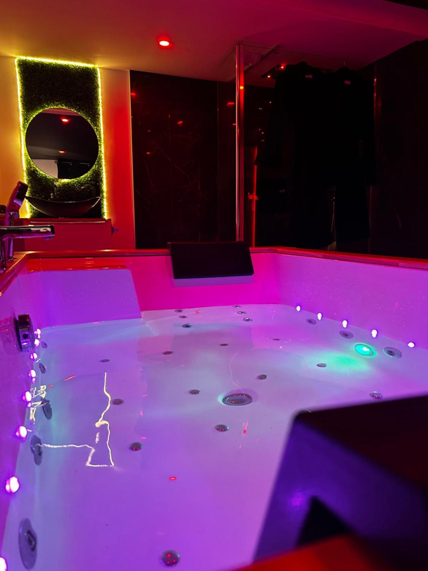 Love Room Haut De Gamme - L'Extase Avec Jacuzzi Violaines Bagian luar foto