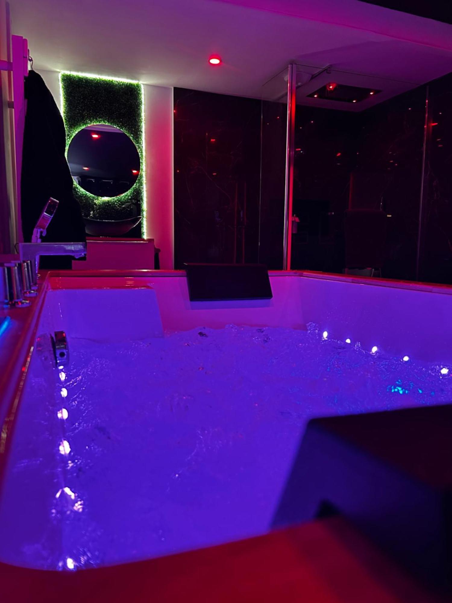 Love Room Haut De Gamme - L'Extase Avec Jacuzzi Violaines Bagian luar foto