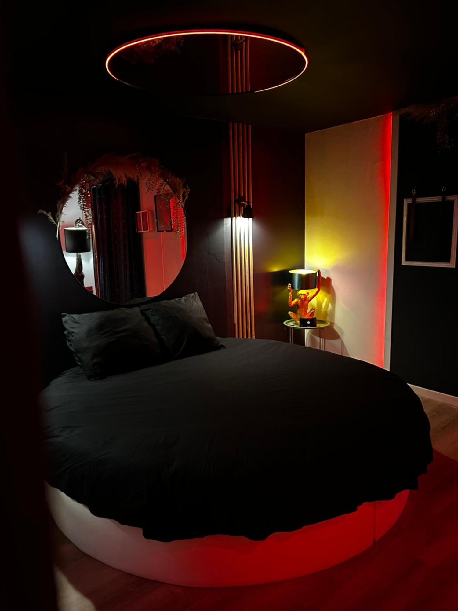 Love Room Haut De Gamme - L'Extase Avec Jacuzzi Violaines Ruang foto