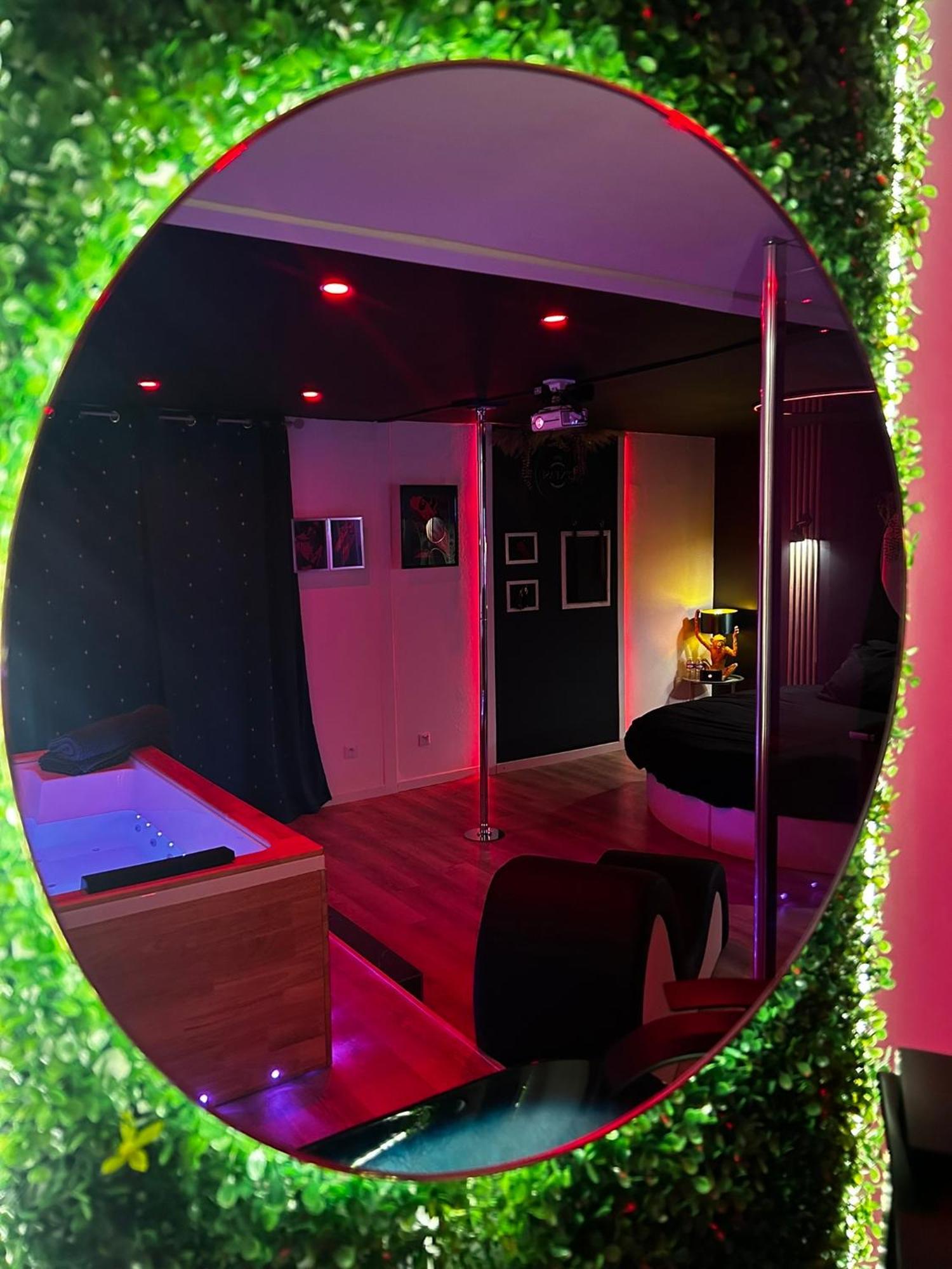Love Room Haut De Gamme - L'Extase Avec Jacuzzi Violaines Bagian luar foto