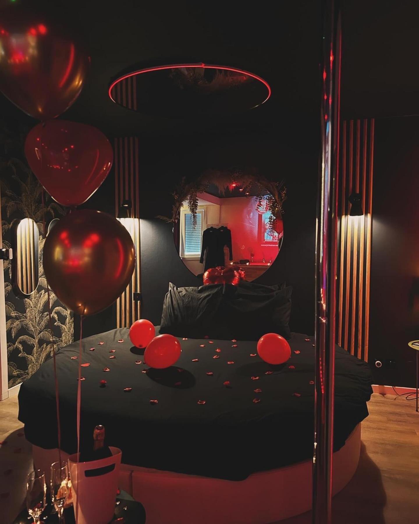 Love Room Haut De Gamme - L'Extase Avec Jacuzzi Violaines Bagian luar foto